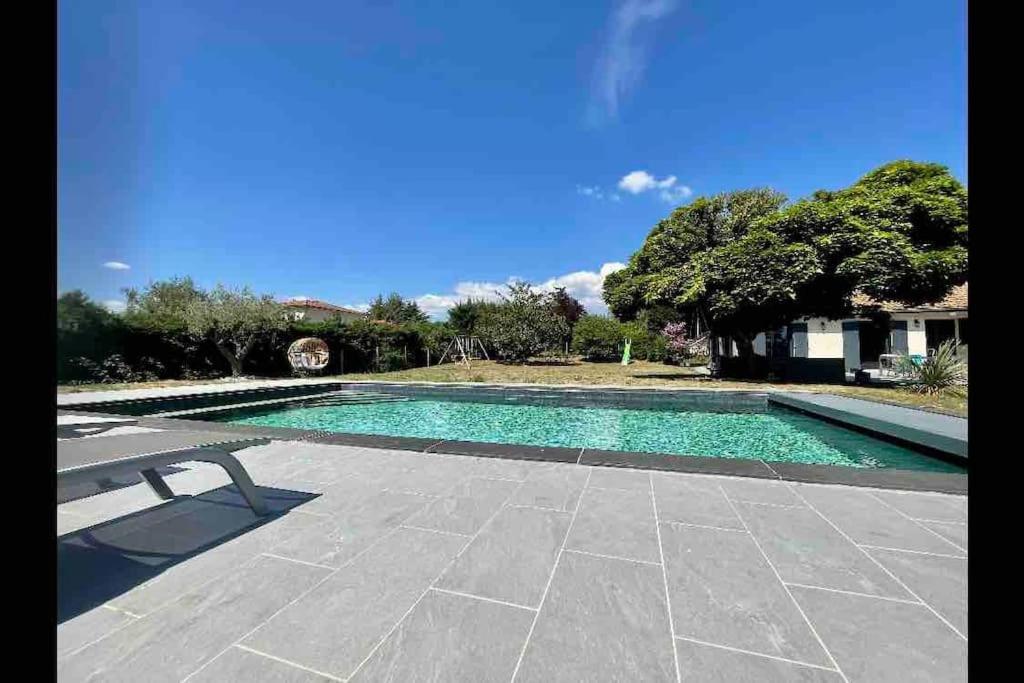 Logements Chaleureux Dans Maison Avec Piscine A 35 Min De Lyon Alix ภายนอก รูปภาพ