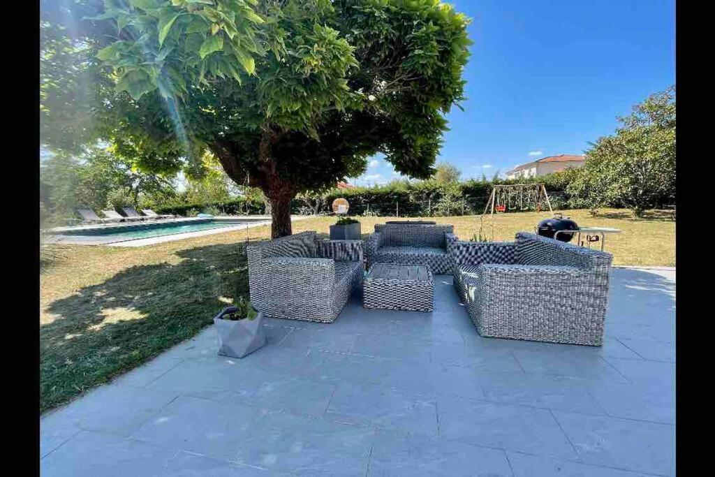 Logements Chaleureux Dans Maison Avec Piscine A 35 Min De Lyon Alix ภายนอก รูปภาพ